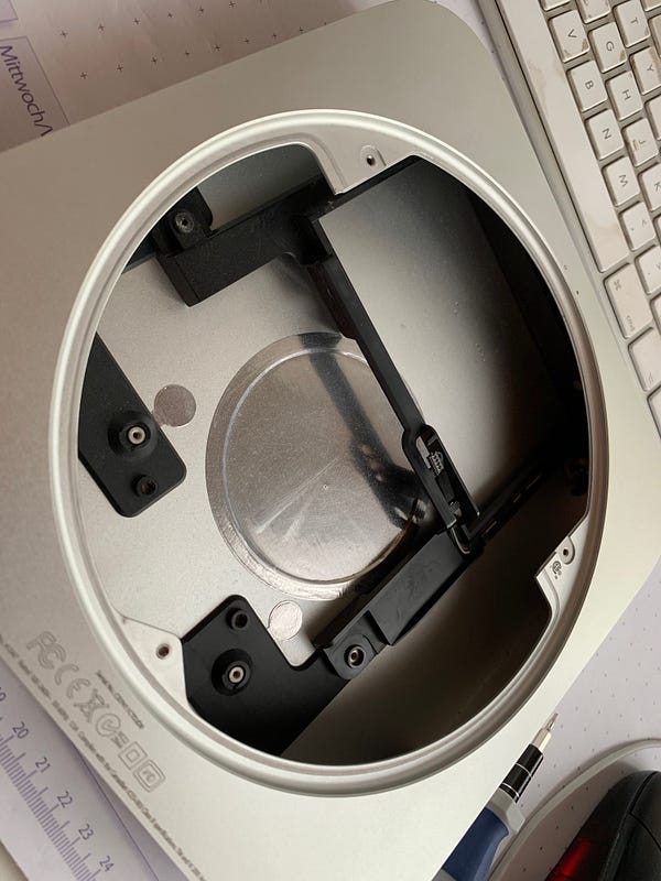 Power Supply (left) — Empty case (right) — © Jelle De Laender